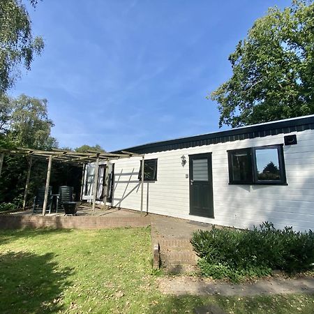 Veluwe Vakanties Chalets With Private Barrel Sauna - With Pool Bar And Restaurant Facilities In The Veluwe National Park بوتِنْ المظهر الخارجي الصورة