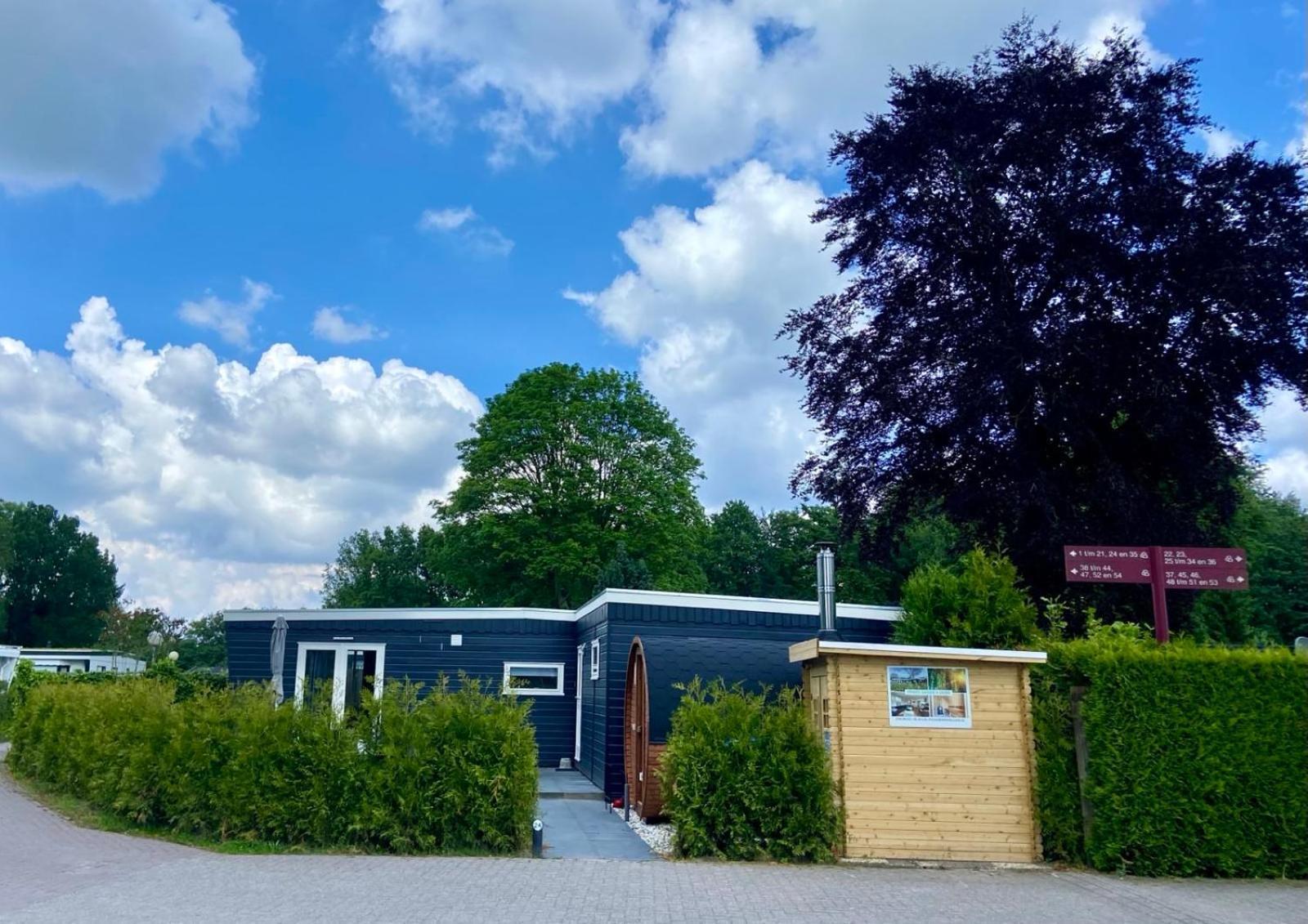 Veluwe Vakanties Chalets With Private Barrel Sauna - With Pool Bar And Restaurant Facilities In The Veluwe National Park بوتِنْ المظهر الخارجي الصورة