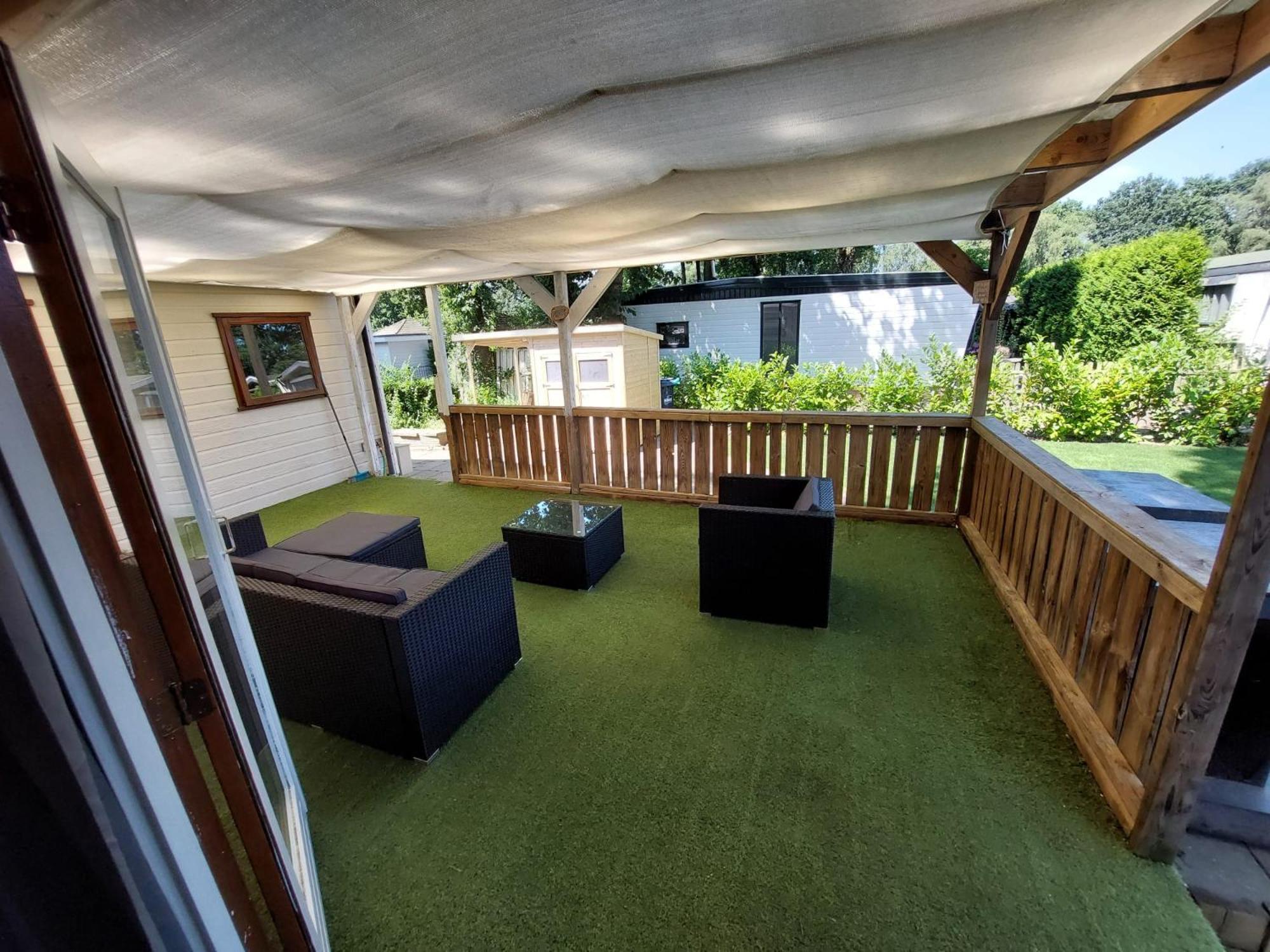 Veluwe Vakanties Chalets With Private Barrel Sauna - With Pool Bar And Restaurant Facilities In The Veluwe National Park بوتِنْ الغرفة الصورة